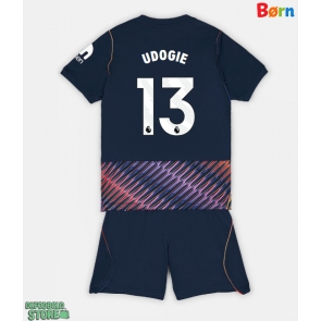 Tottenham Hotspur Destiny Udogie #13 Replika Babytøj Udebanesæt Børn 2026-27 Kortærmet (+ Korte bukser)